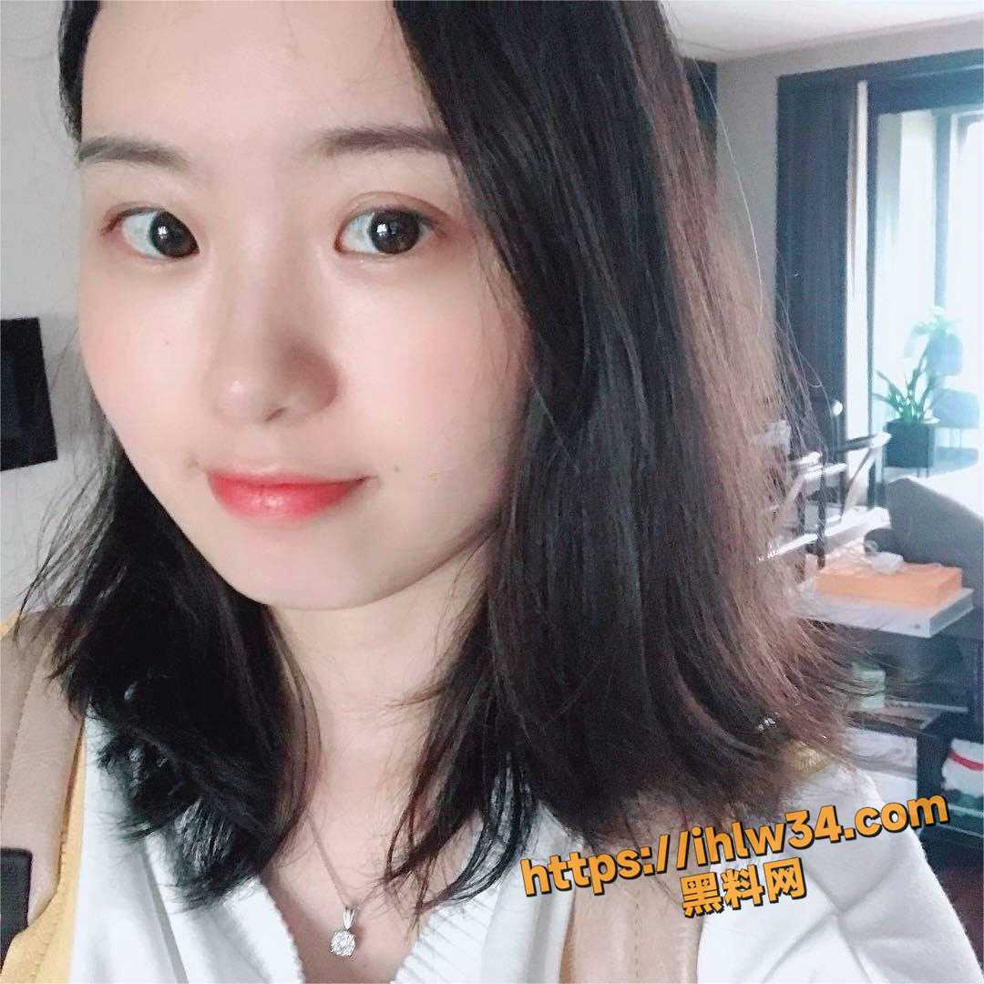 性感吊钟巨乳大二学生妹被金主包养 JK制服黑丝开裆裤 从青涩到淫荡只差一根大屌插入！