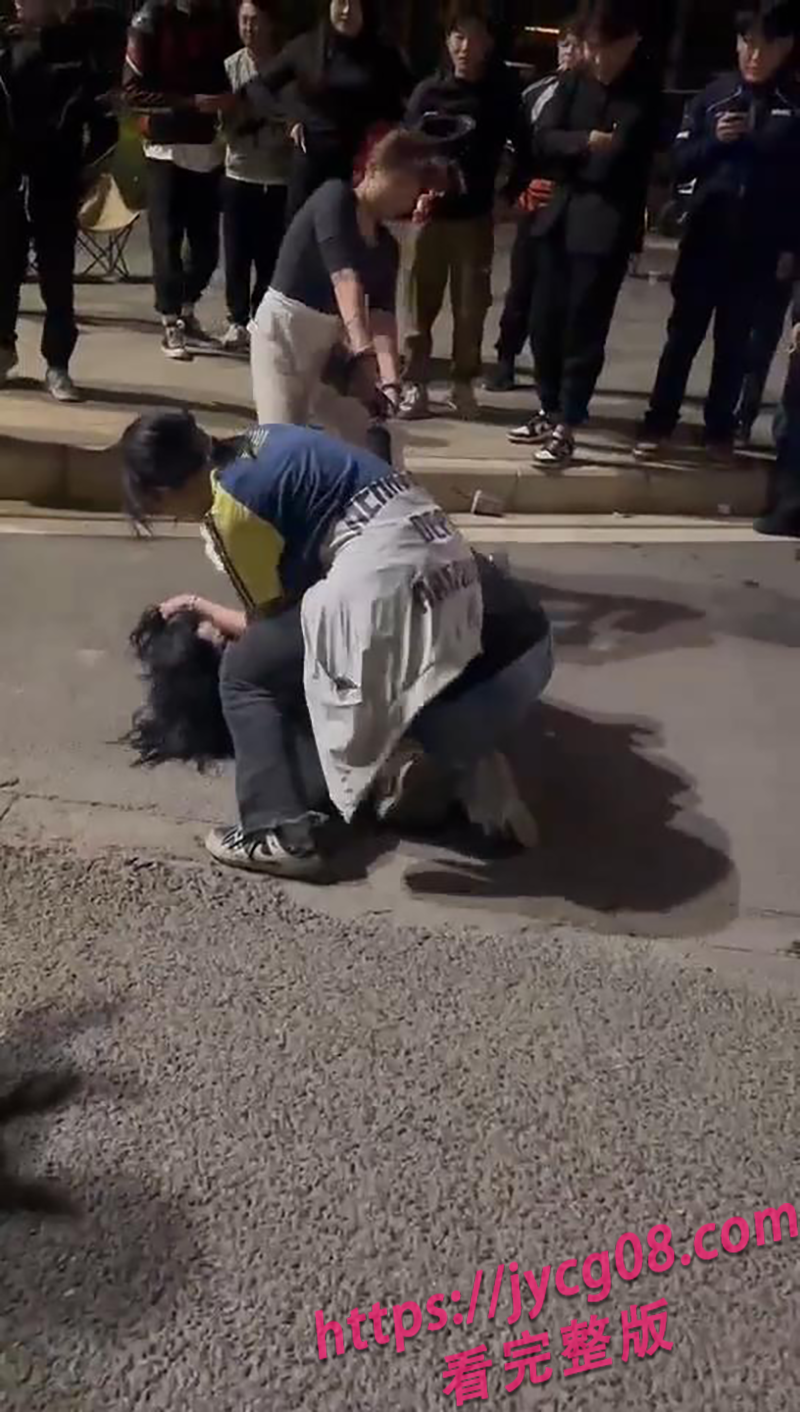 河北精神妹现场爆发！单挑三女毫不退缩×全程越打越猛！