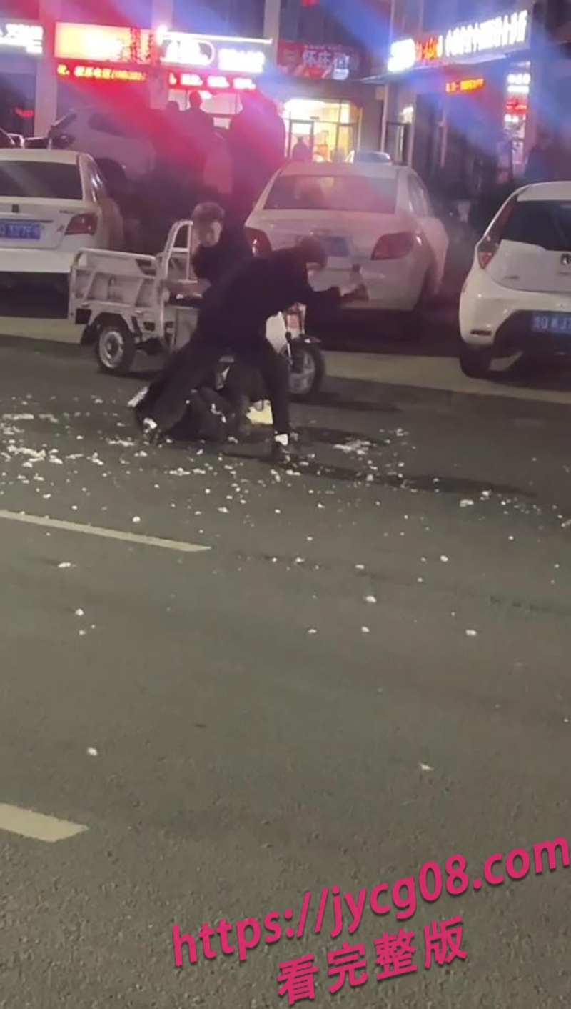 山东街头冲突升级！小伙被打到抽搐×施暴者驾无牌车逃逸！ 配图6