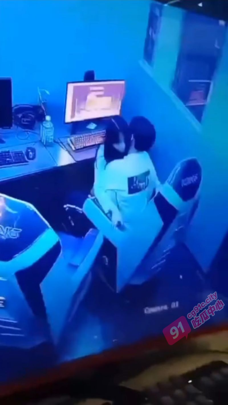 网吧做爱遭偷拍 差点被吓阳痿 “年轻人，我们这有包间 要不要试试”