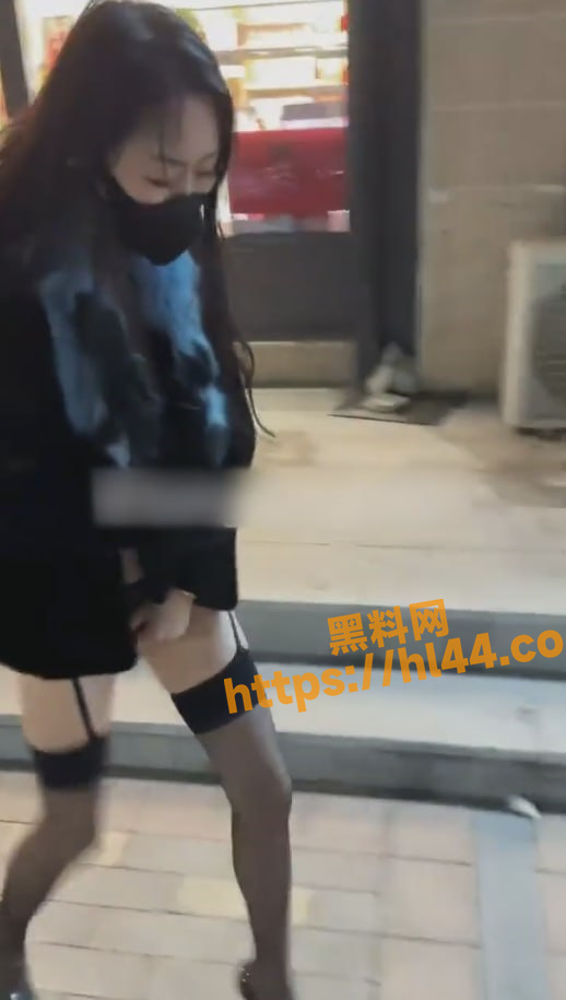 推特露出界扛把子彤彤再次整活 小卖部勾引男老板 被粉丝带回家爆操！