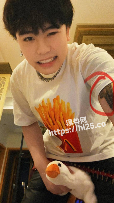 抖音网红 rapper第一枪 再被爆料！前女友继续曝光私密视频！给人干到喷水手臂纹身已实锤！