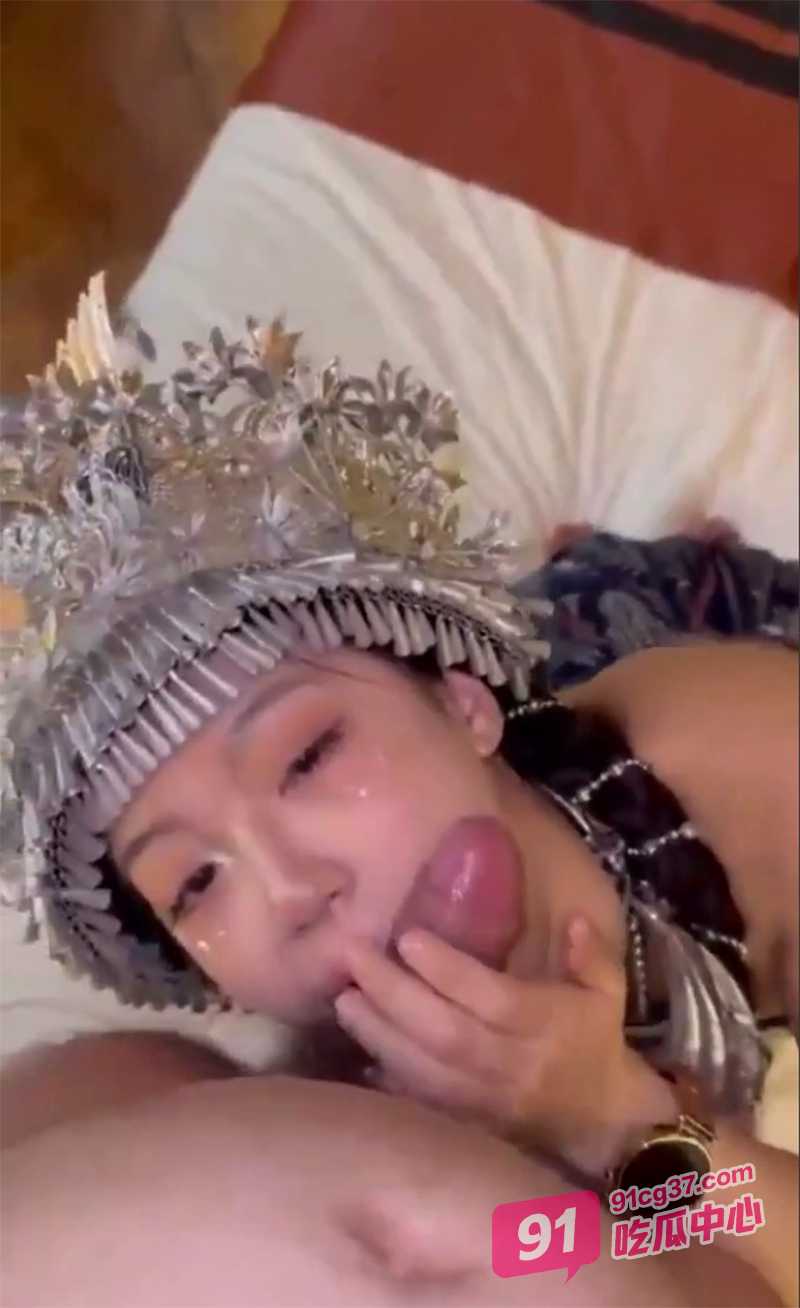 云南苗族嫩妹 心甘情愿跪地为大哥口交 大胆对镜比耶！ 配图4