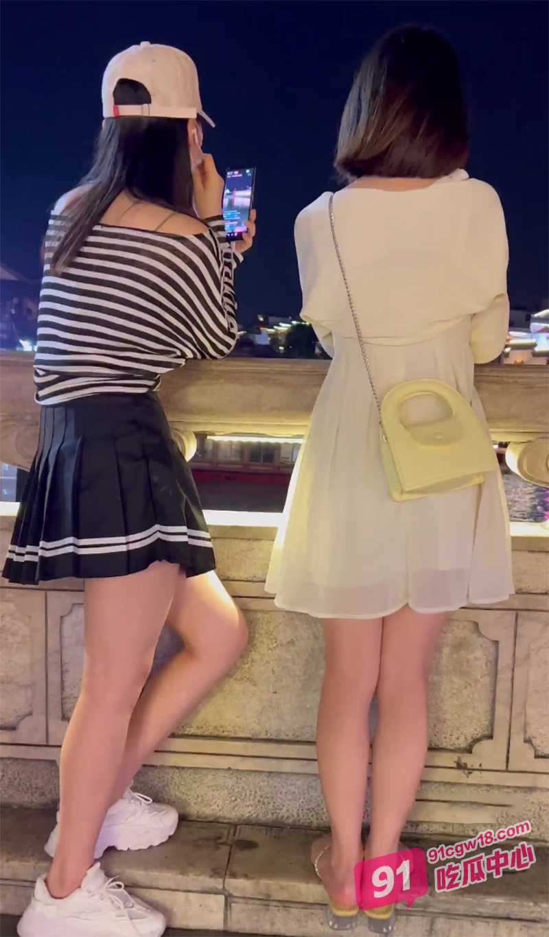 抄底大神户外跟踪偷拍 女主播和闺蜜白皙美腿诱人 裙底风光美妙绝伦！