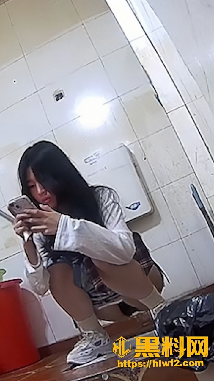 八月精品厕拍系列 青春嫩妹组团尿尿 展现青涩小黑鲍 全过程刺激拉满