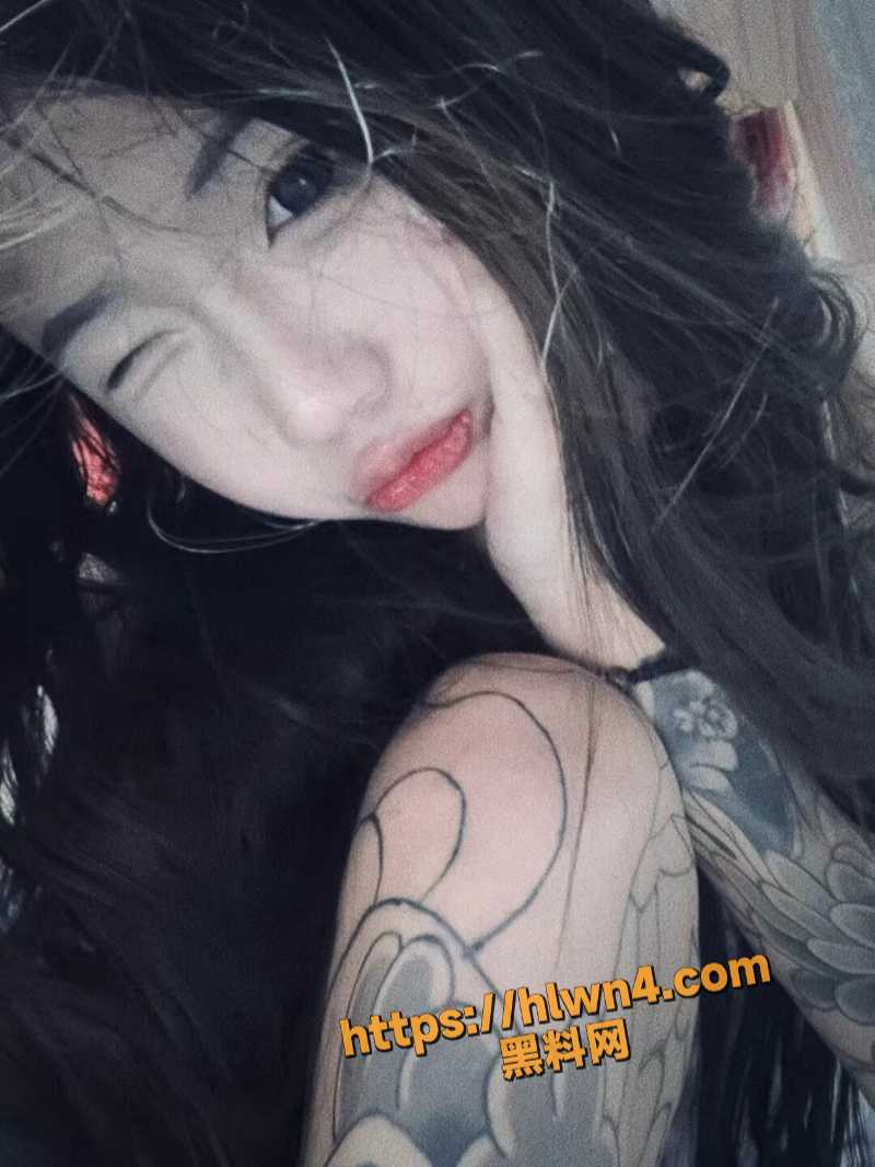 河南财经管理学院巨乳大学生 李嘉琪 玩网调揉大奶 掰开黑逼怼在镜头前卖骚跟远程男友玩网调！