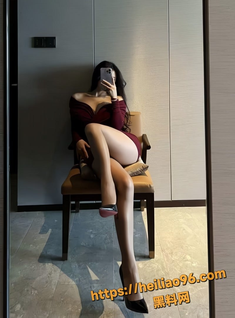 26岁辣妈 Bye 群聊记录曝光 4000张私密情趣照刷屏 吐槽异地男友被榨干