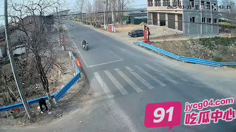 十字路口惨烈车祸!老太被撞飞5米后坠沟!当场身亡!
