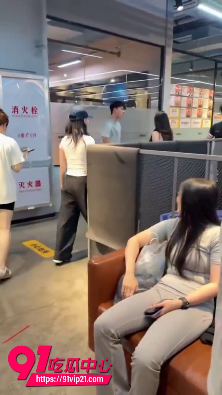 哥们脚踏两只船被找上门9
