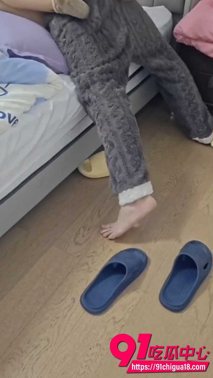 儿子偷拍妈妈洗澡后直接床上强上6