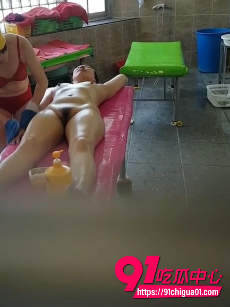 大神爬墙偷窥洗浴中心美少妇光溜搓澡水花四溅1