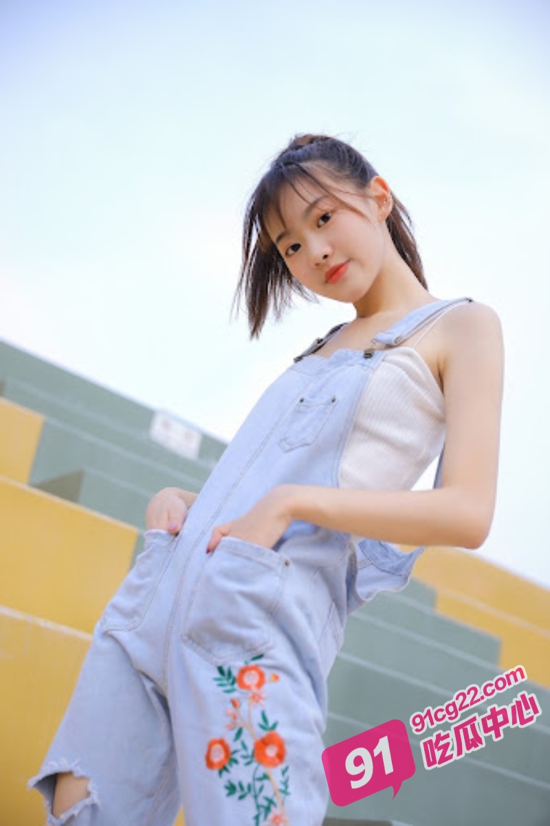 这是谁家的女儿？学生妹被渣男拐上床 没怎么经过开发的下面太紧了！ 配图2