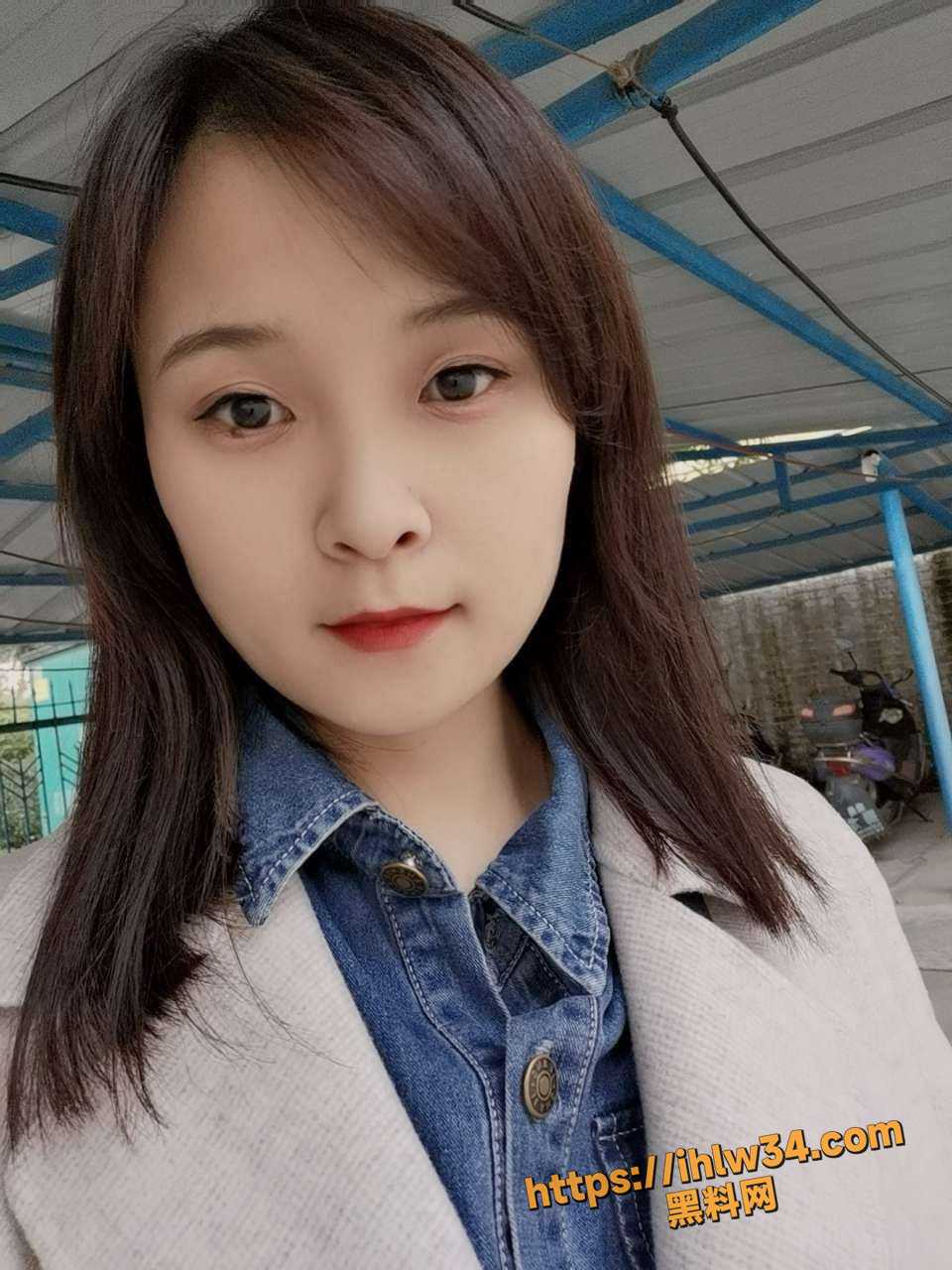 工厂前台少妇被众位工友调教得简直太很到位 喝尿自慰扩阴鞭打SM 只要你能想得到她都能陪你玩！