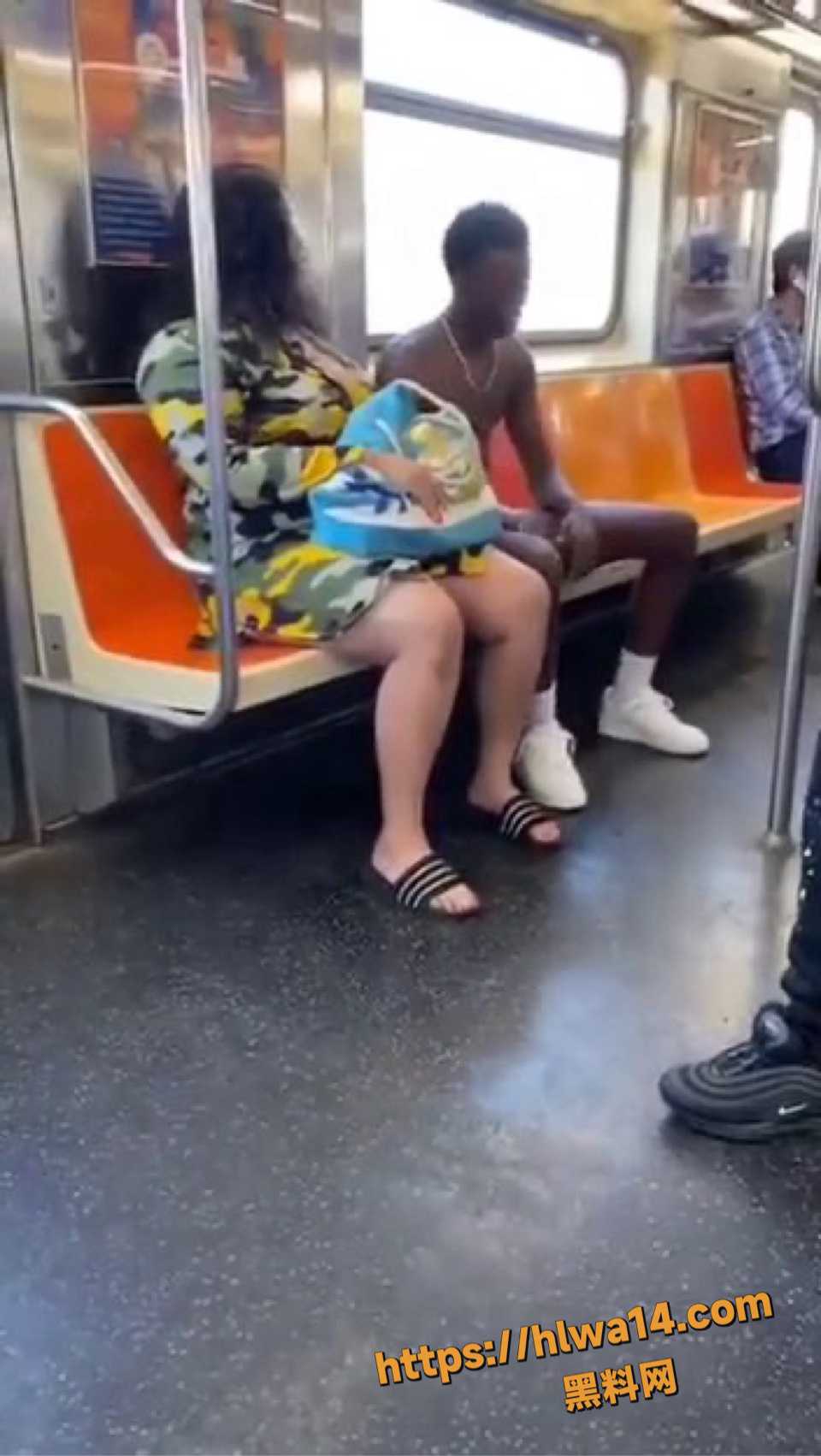 自由美利坚 奇葩每一天 黑人母亲地铁喂奶二十岁的儿子 这是伟大的母爱嘛？