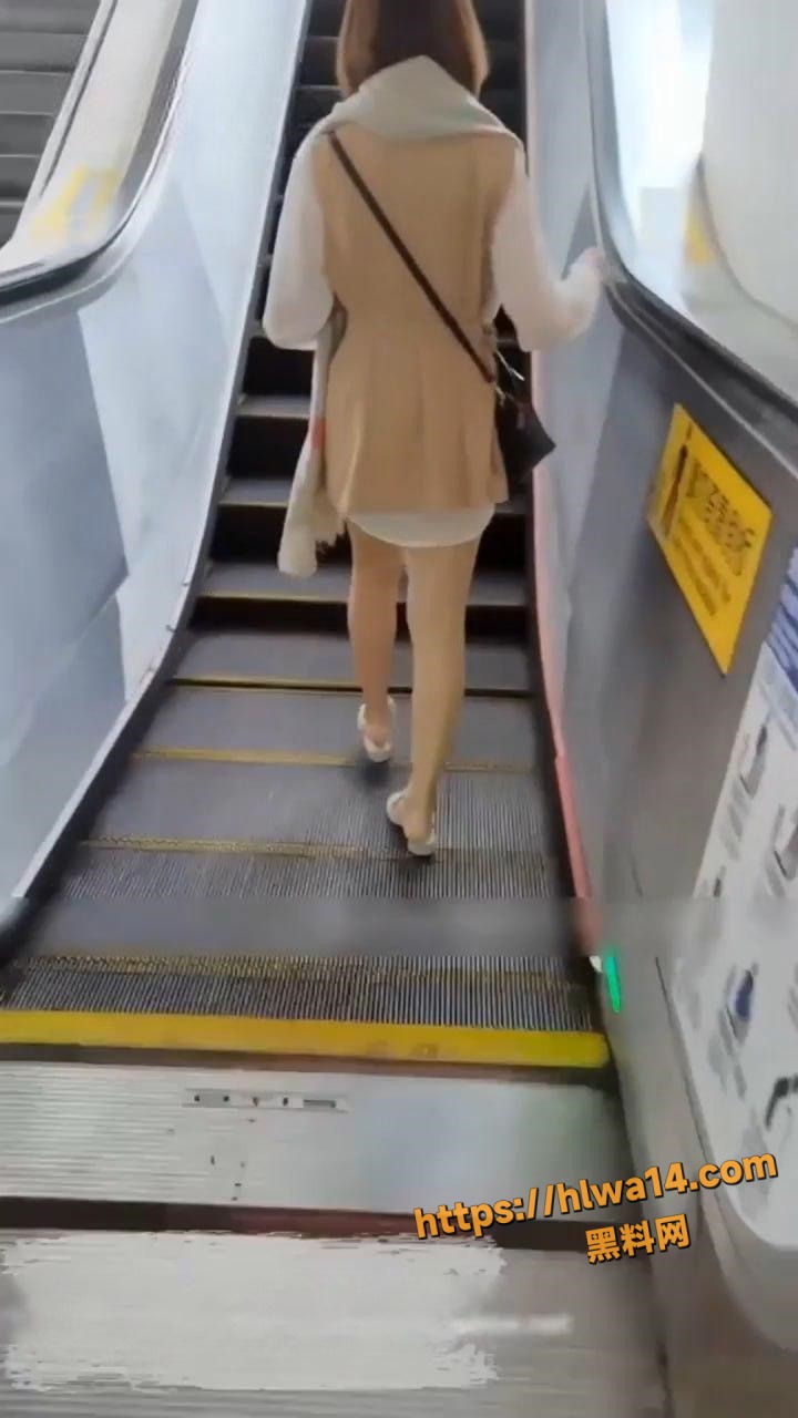 经典抄底拍摄 极品馒头逼少女不穿内裤出门 被大神各种角度偷拍！