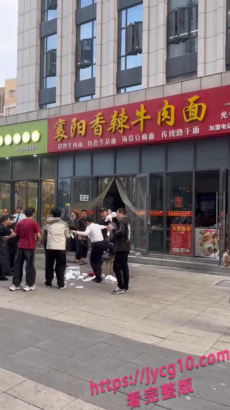 光谷面馆突发激烈冲突！顾客四散奔逃老板拖血冲出店！ 配图5