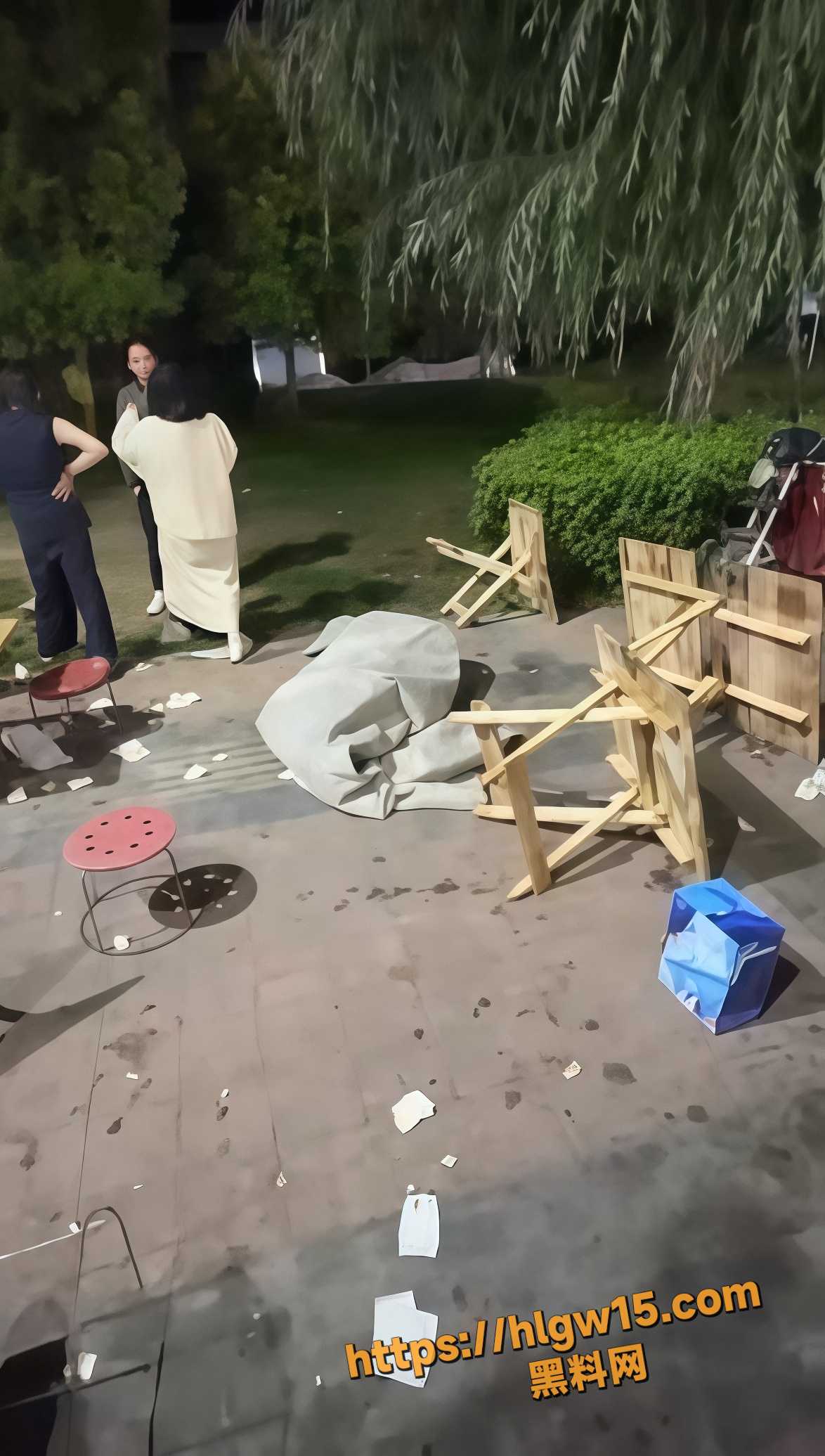 街头醉酒妹子现场发福利 脱衣全裸大秀极品身材 追赶男子巨乳狂甩引多人围观！