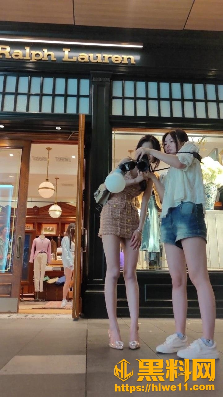 KXCD系列 街上拍摄极品网红 黄色包臀裙妹子专注摆pose 毫不知情