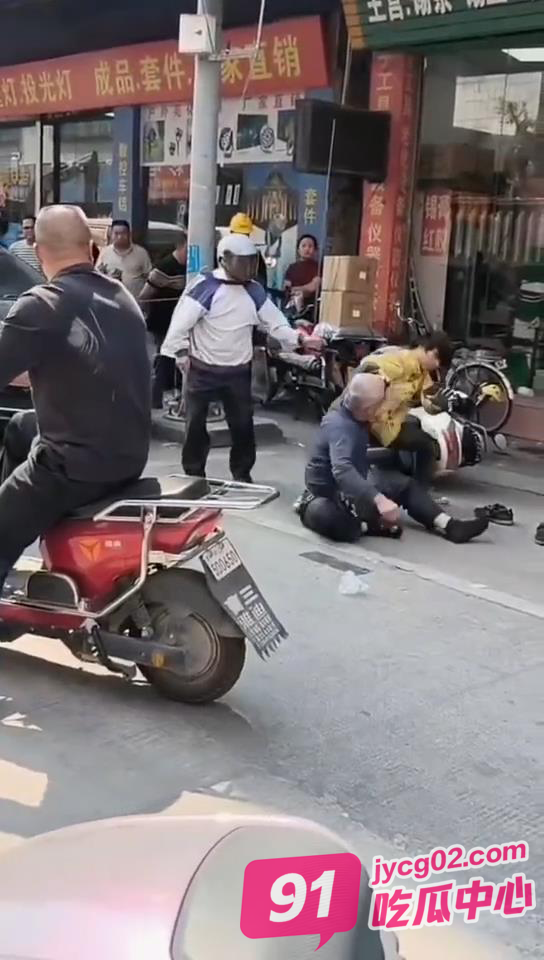 广东中山大爷街头pk外卖小哥 大爷：再年轻10岁就给你挂树上了！ 配图3
