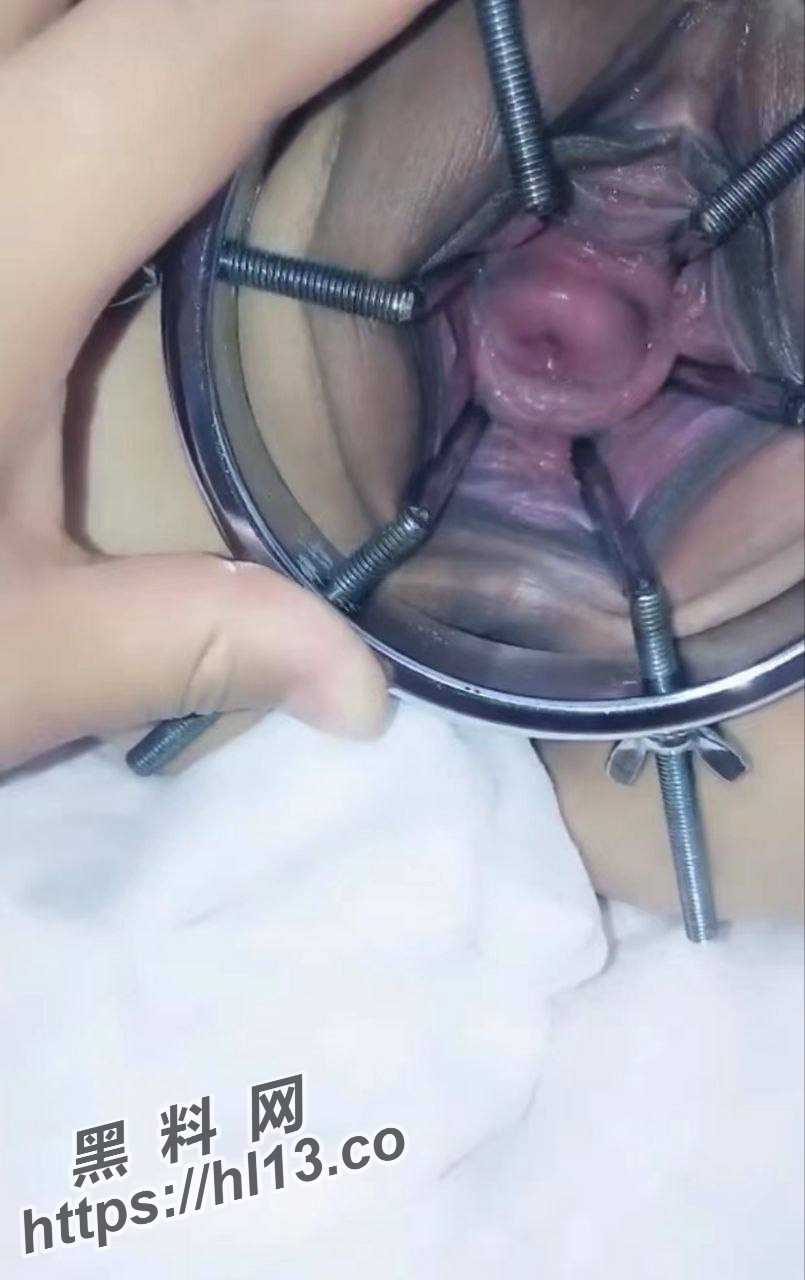 清纯女主在各种性爱道具面前秒变泄欲母狗！扩阴器直接放入黑穴～
