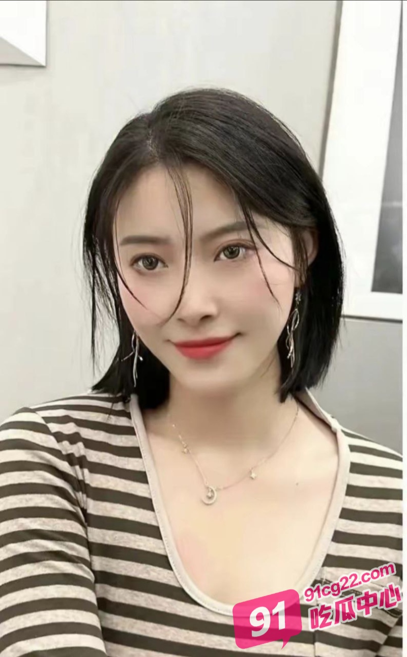 醉酒情侣情难自抑 竟在出租车上干这事 被网约司机拍下全过程！