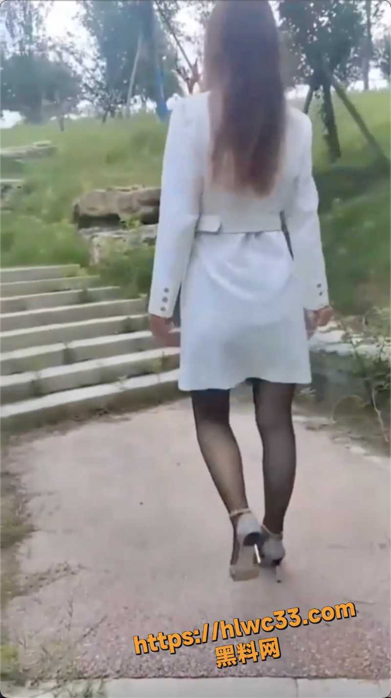 求了嫂子一个月 终于答应户外野战 白色西装搭配黑丝高让我上头得很