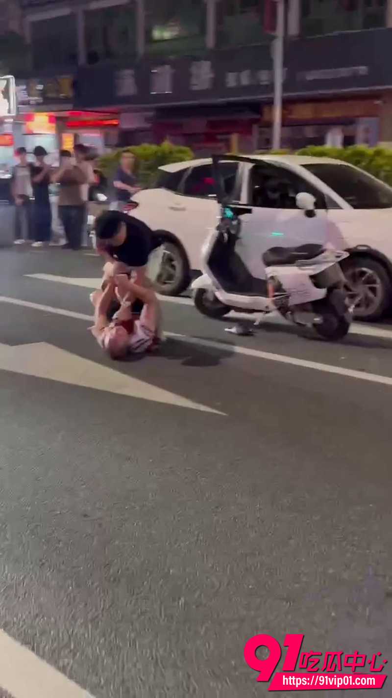 大哥电动车逆行掉头  6