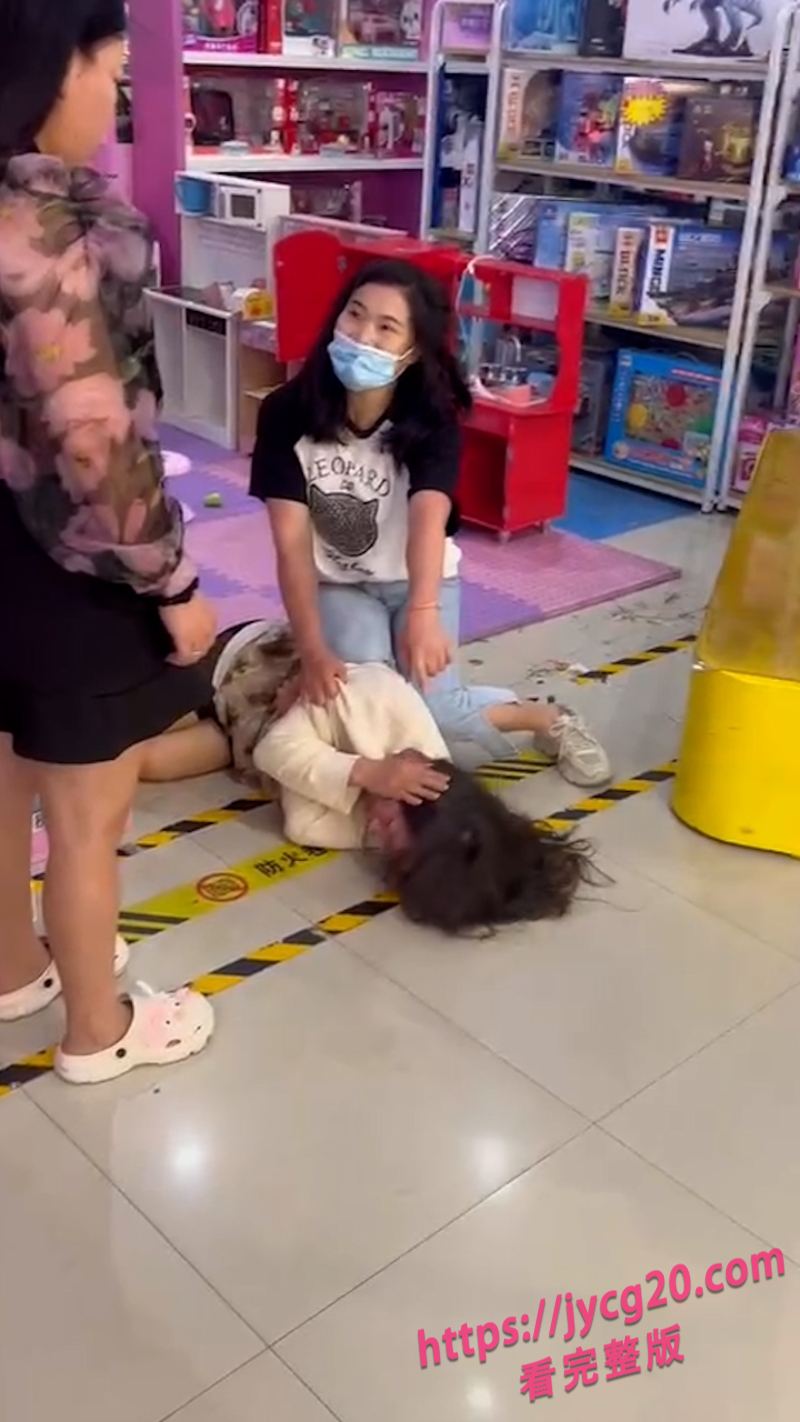 美甲店突发修罗场！原配现场怒撕情敌画面曝光 配图5