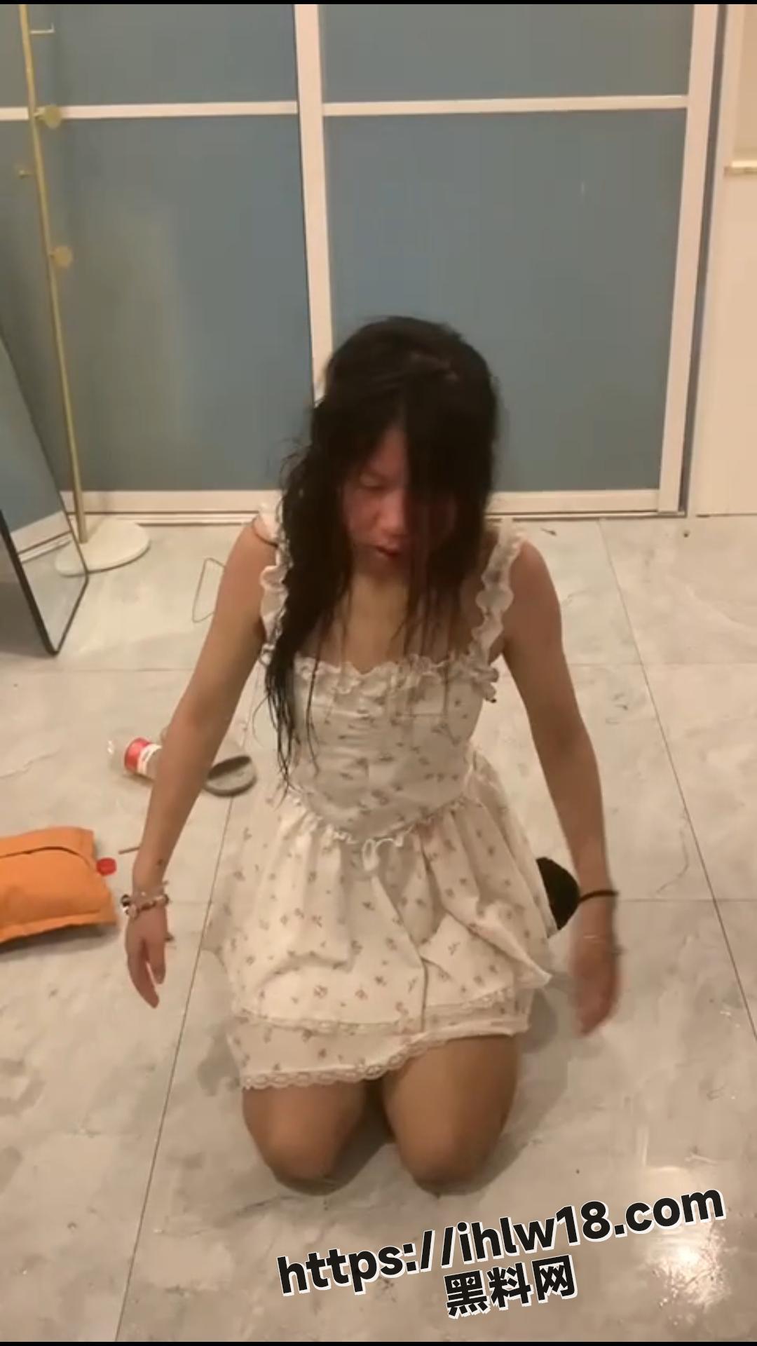 浙江诸暨 女子吴梦娜 纯情少女被精神小妹无情霸凌摧残 一群禽兽！