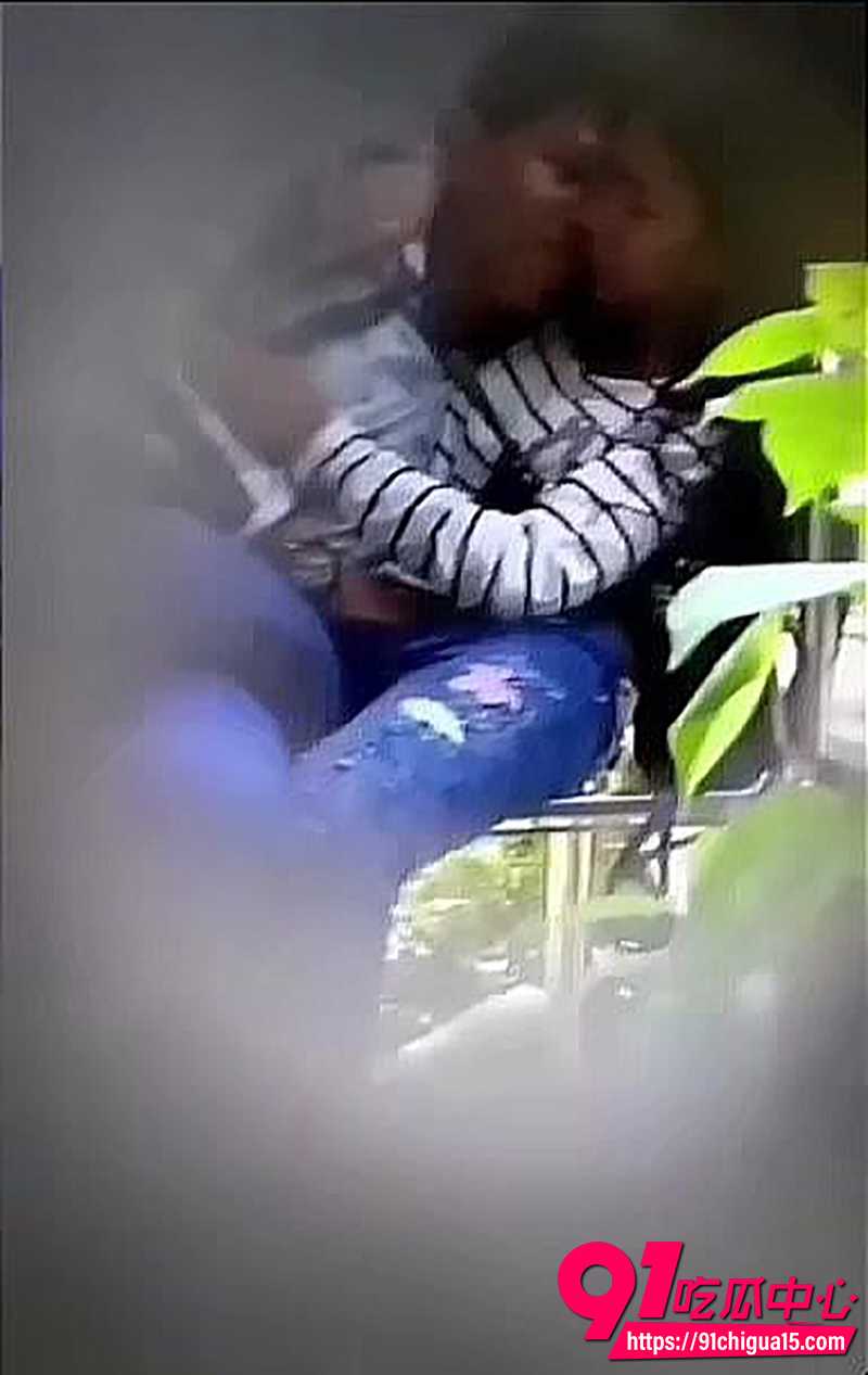 雨中偷拍激情时刻 3