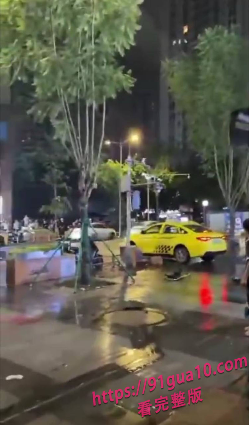 重庆路上起争执 疯狂出租车冲上人行道撞死人!现场视频流出!