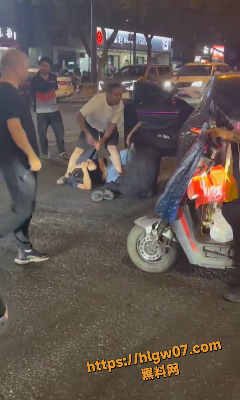 寸头大哥街头捉奸妻子出轨 一怒之下将奸夫按地暴打 大批路人围观叫好 现场视频流出!
