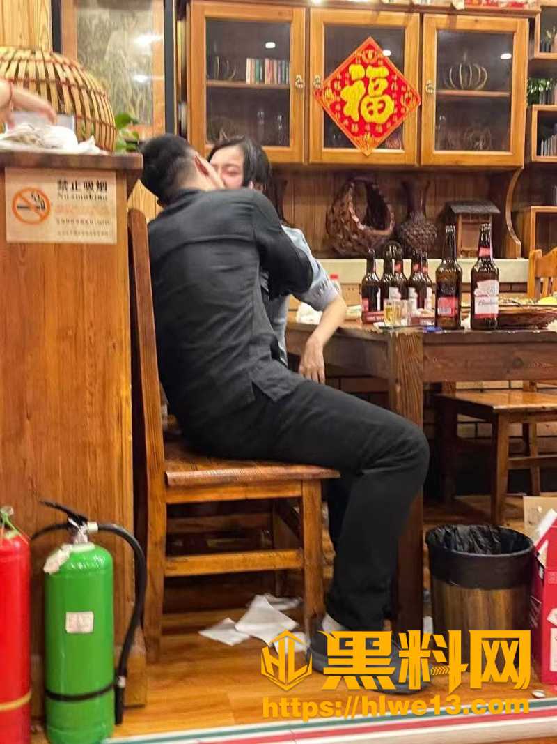 世界最大无奇不有 饭店内一小三被分手 当场脱衣色诱男友 路人直呼太遭不住了