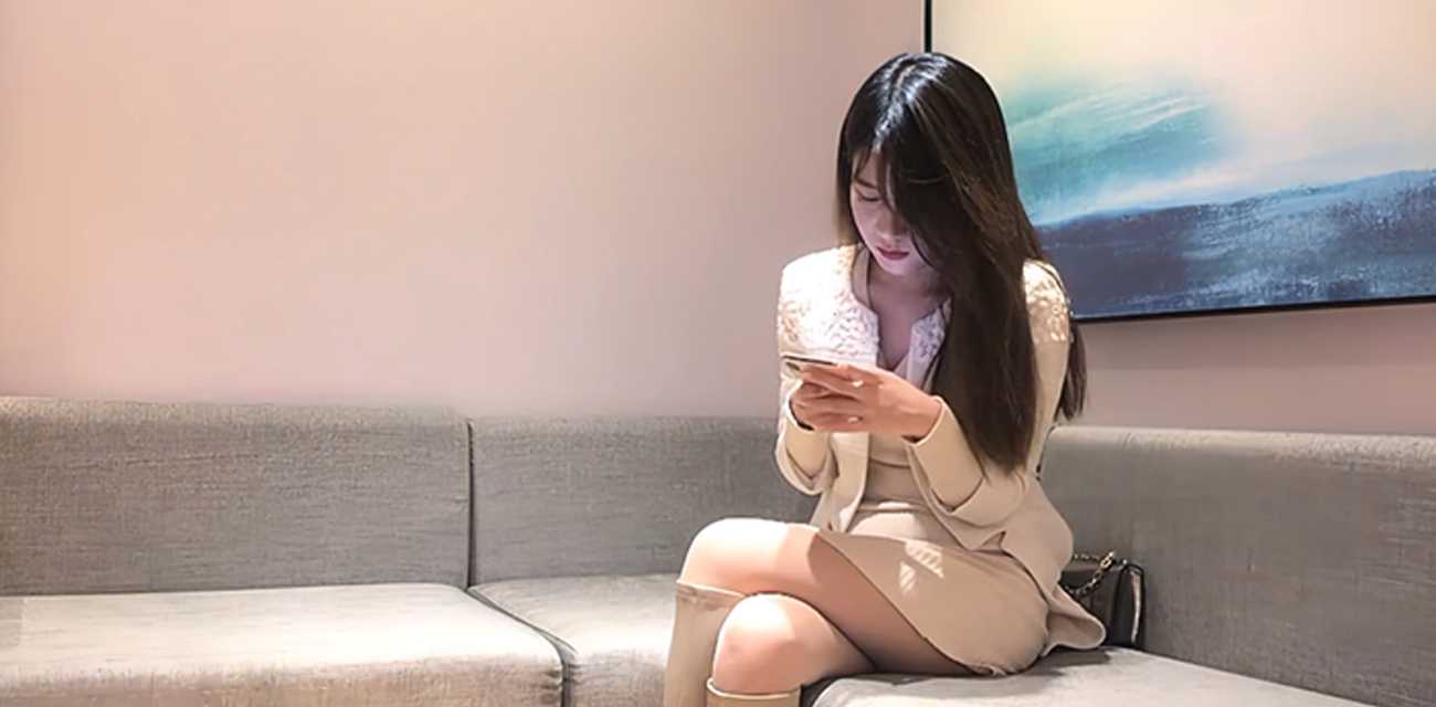 小宝寻花豪掷5000玩明星脸女神 沙发舌吻调情到床上激战 骑乘深喉娇喘声声撩人!