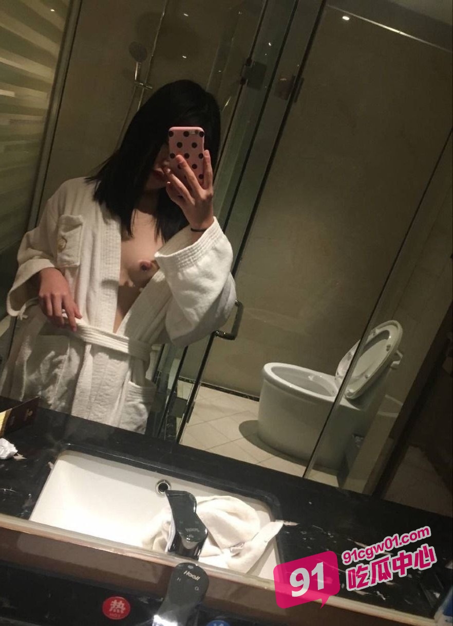 社会小妹李小莫艺名依依早期下海作品 从首次做爱穿乳钉到骚母狗极限拳交扩阴! 配图4