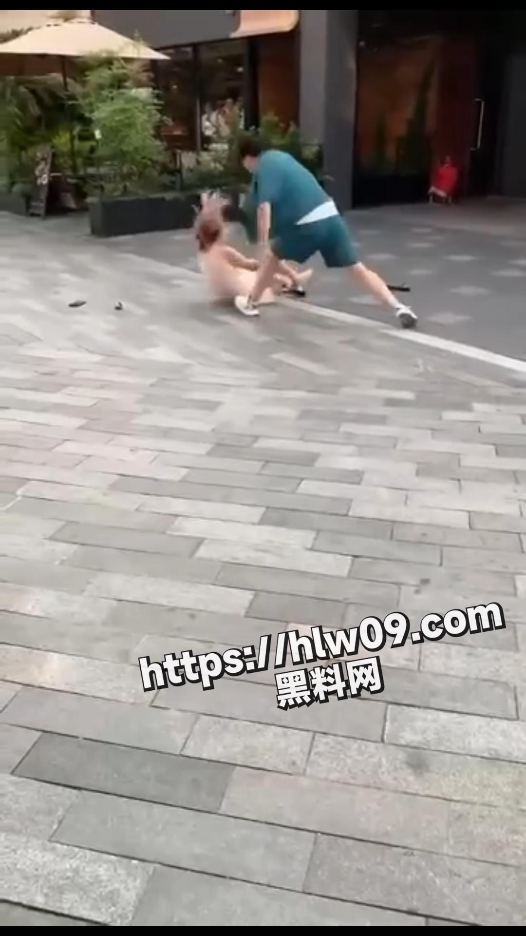 一拳超人！直接跪下来求她别死 没想到段子照进了现实！