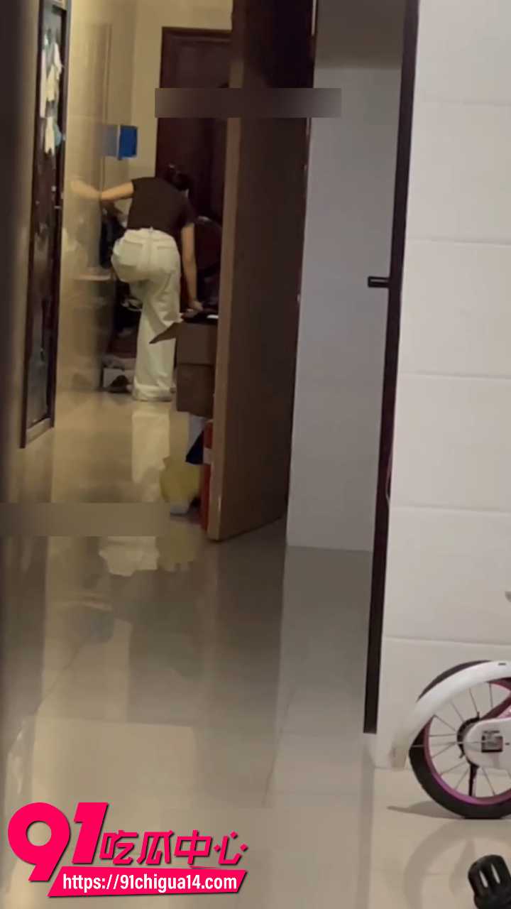 蹲守女主下班回家脱下博肯鞋蓝色棉袜2 蹲守女主下班回家脱下博肯鞋蓝色棉袜2
