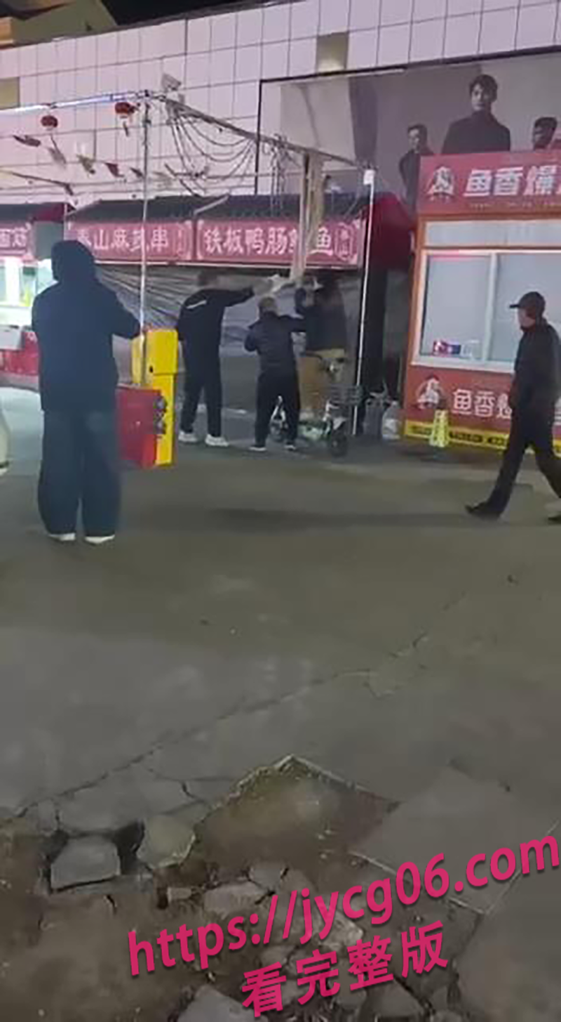 夜市闹剧曝光！烟台女子扯出白绫上演“极端行为” 太离谱 配图2