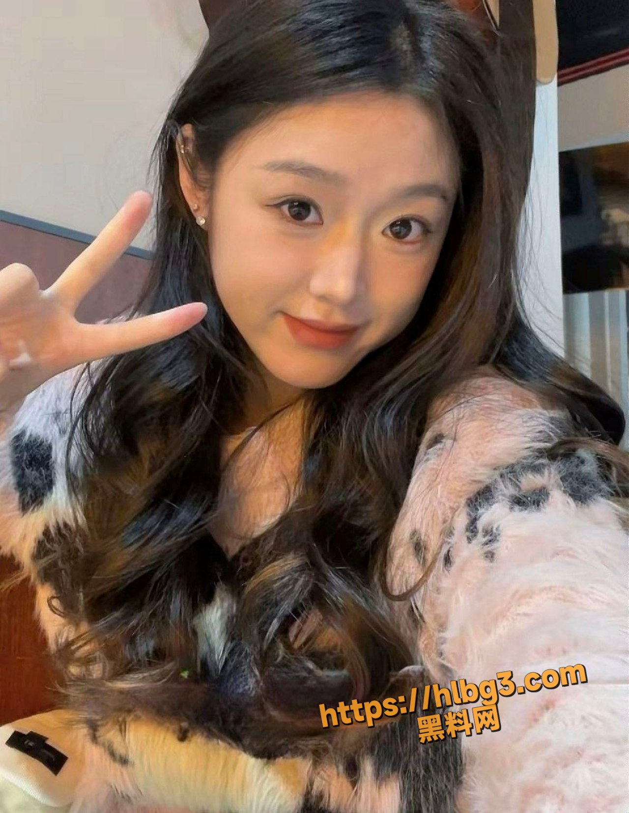 失恋后的艳遇 谈了2年的女友劈腿了 微信寻找附近的女人约炮 而她像母狗一样的趴着乞求我！ 配图