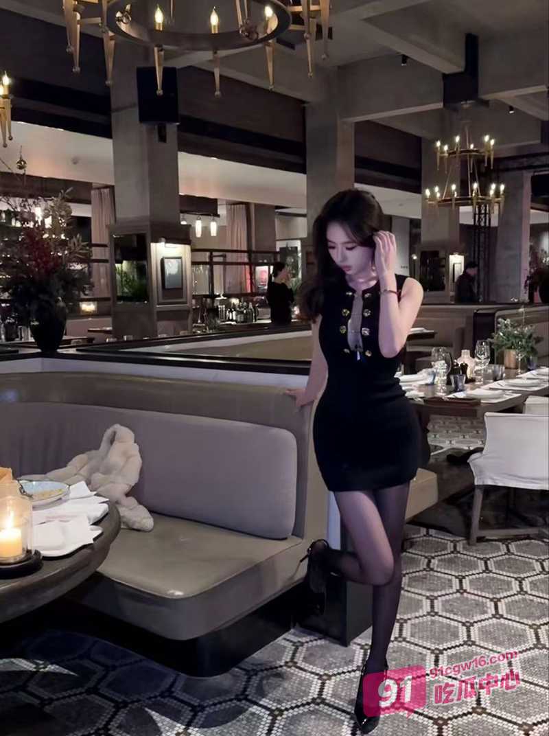南航制服空姐黄芮思 深喉口交卖力侍奉男友肉棒 这才是顶级的认错态度！