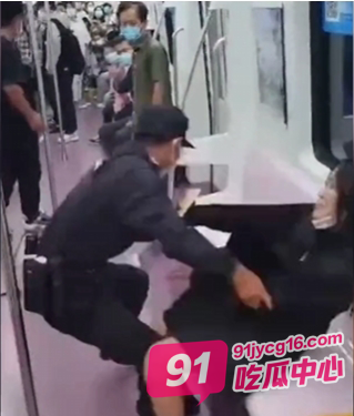 西安地铁女乘客被保安“扒衣示众” 现场视频曝光！ 配图5