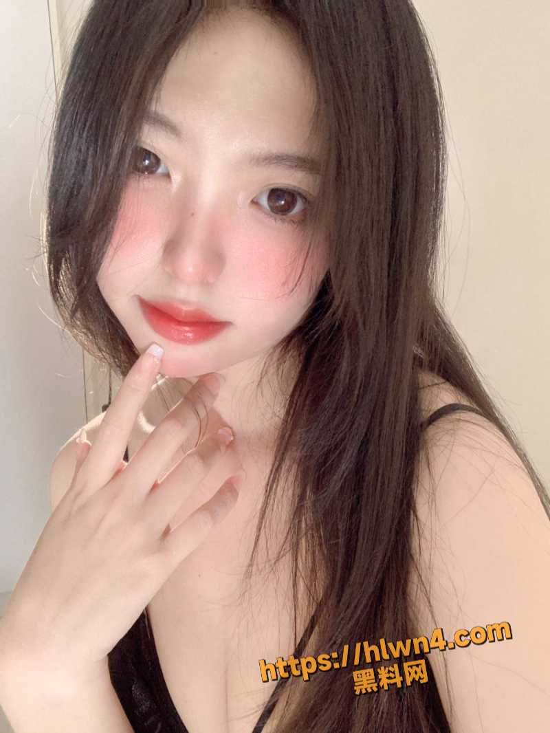 超顶的嫩妹大学生 顶级美女校花玩福利姬 卖骚展示酥胸玩诱惑 老色皮都犯迷糊的粉嫩小骚逼！