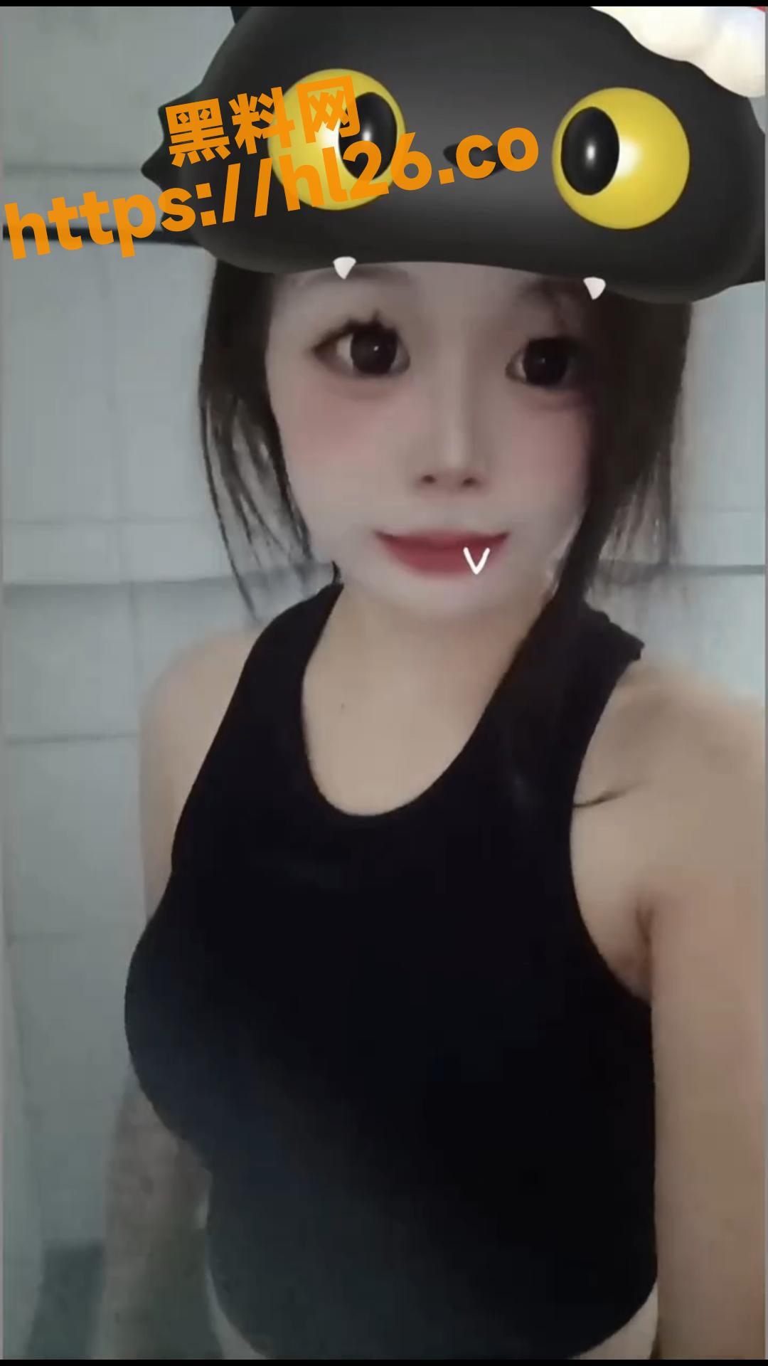 海外一留学生奶大臀肥号称淫骚小肥猪！四处发私密色情影片勾引洋人极其淫骚！