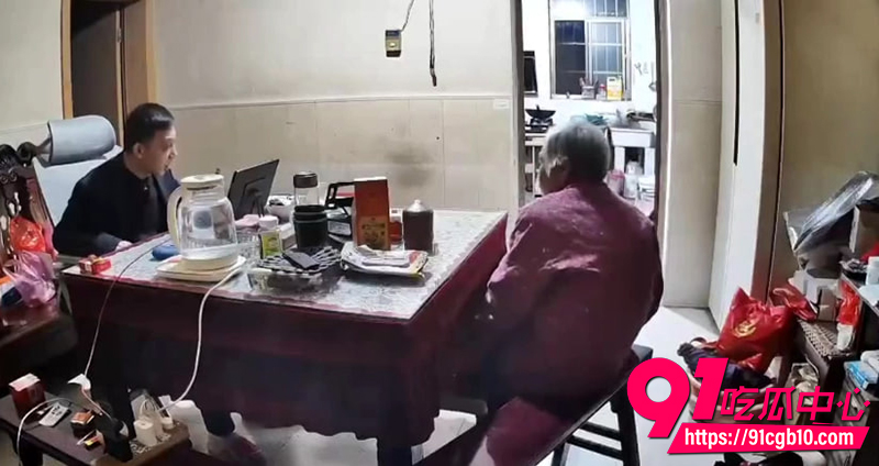真是丧尽天良 儿子殴打93岁母亲 家中监控记录完整男子暴打母亲过程!