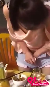 酒桌妹子淫乱 3