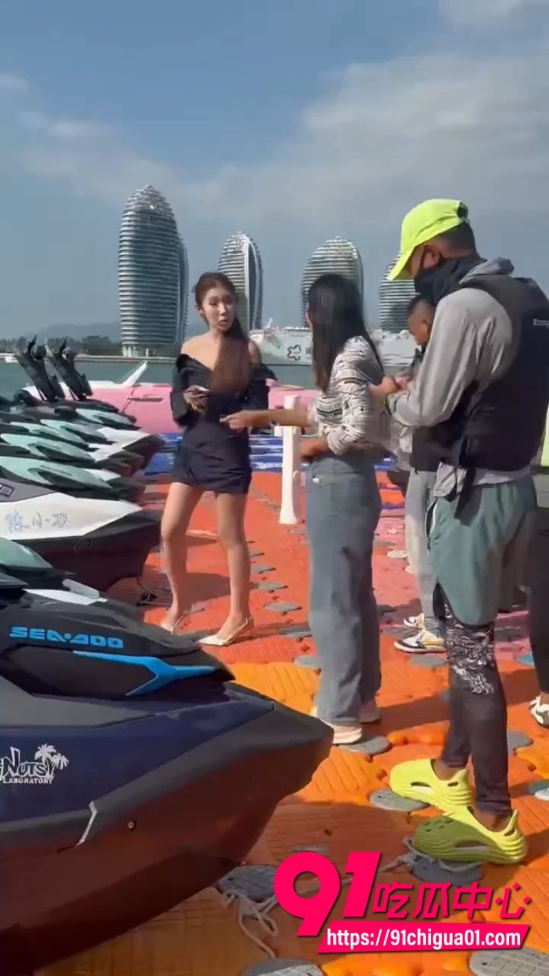海南三亚海边 三女爆发冲突 头发一拽倒地就干1