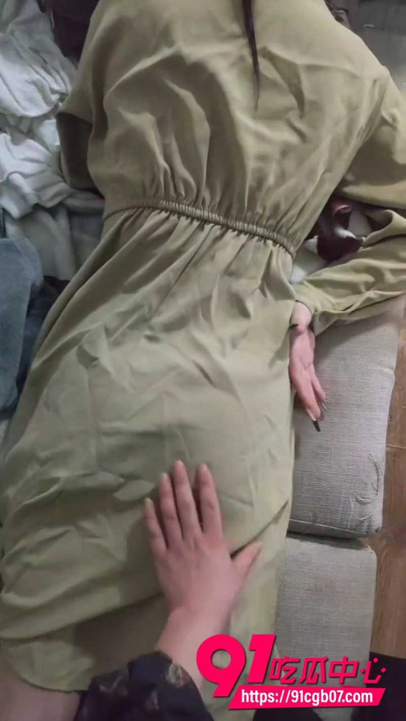 极品兄妹禁忌 小雅失恋沙发酥软安慰 2