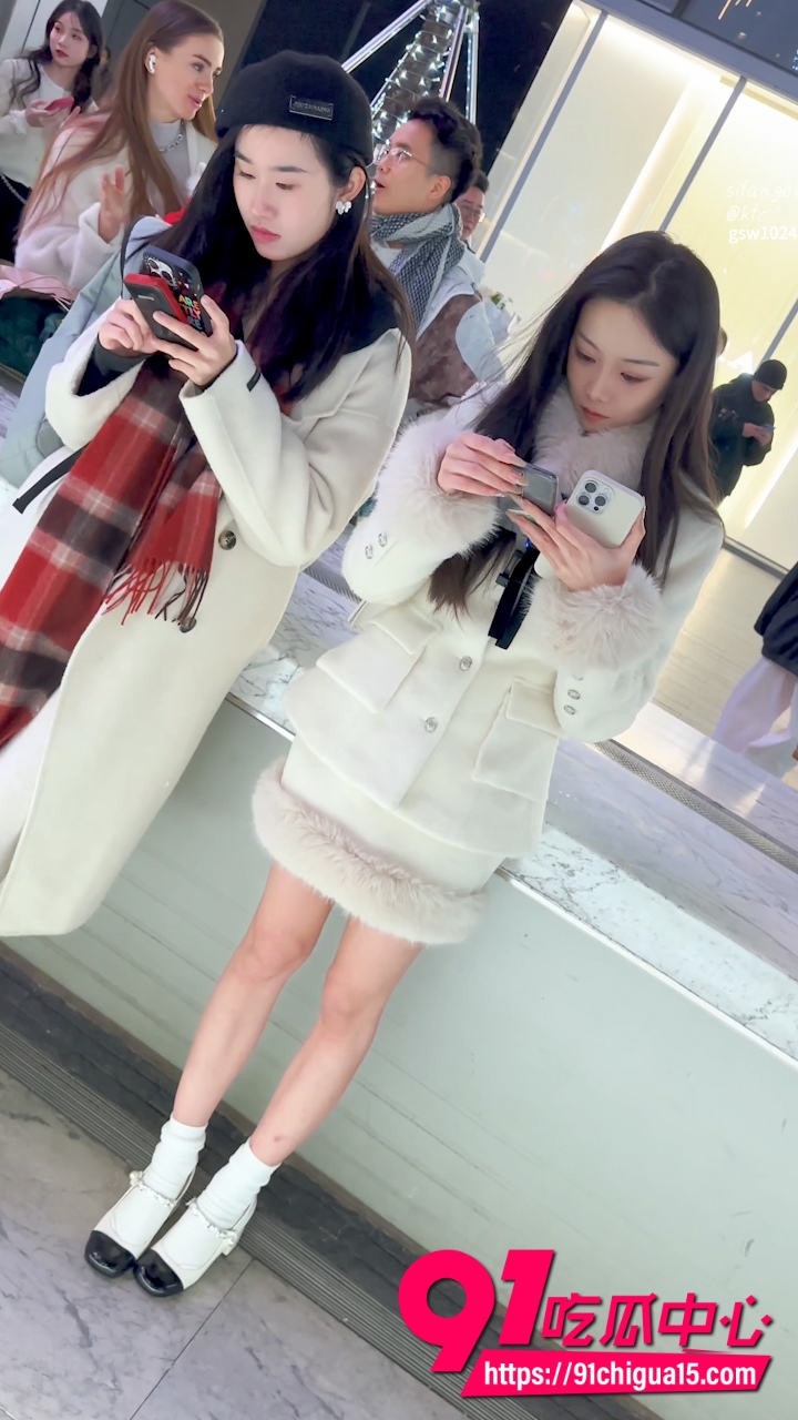 极品美女雪天光腿被抄底偷拍 白色内裤微透黑森林太诱人了！