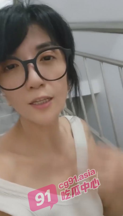 阿姨风韵犹存呐～老阿姨楼梯展示自己的私密处 你忍得住吗？