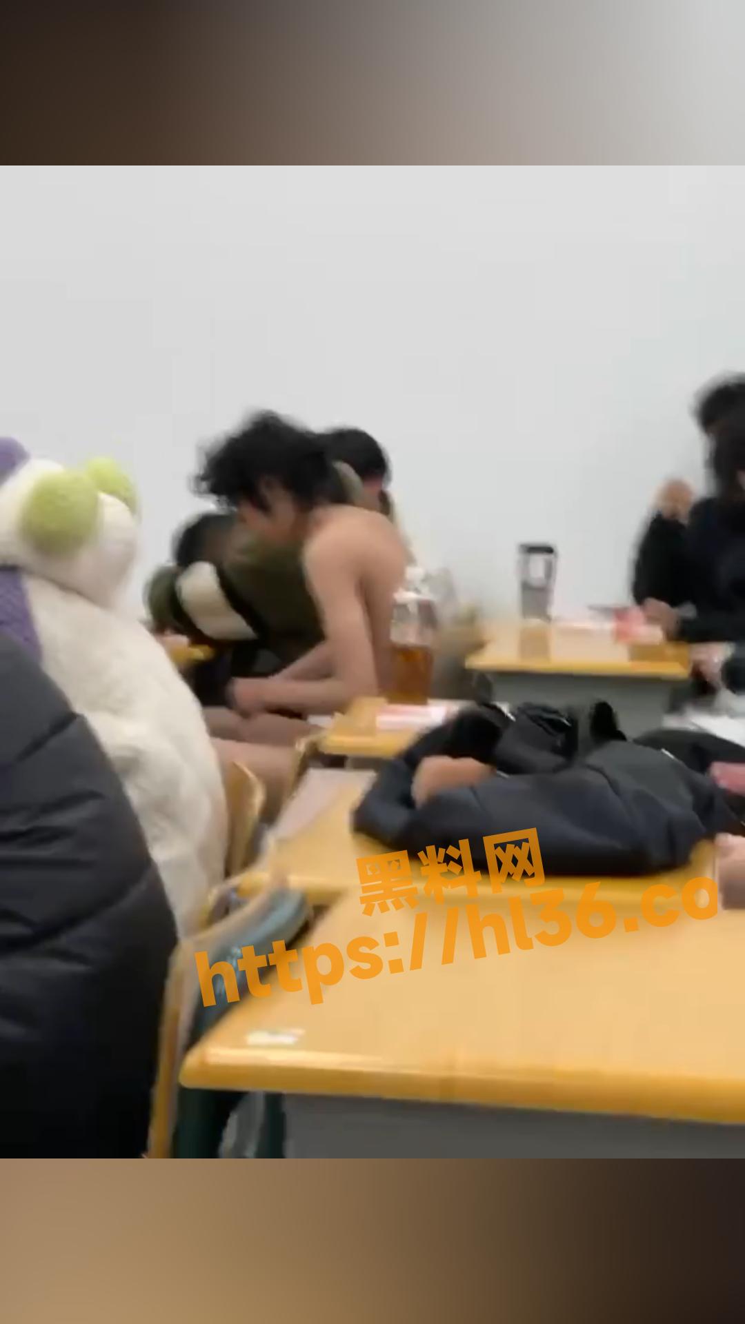 浙江科技大学 一男子在校内裸奔 从公共场合到教室 全程没穿衣服 这也是主人的惩罚么？